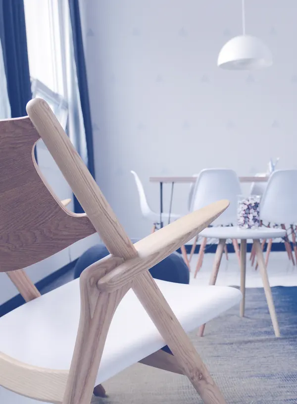 Houten designstoel in een lichte eethoek